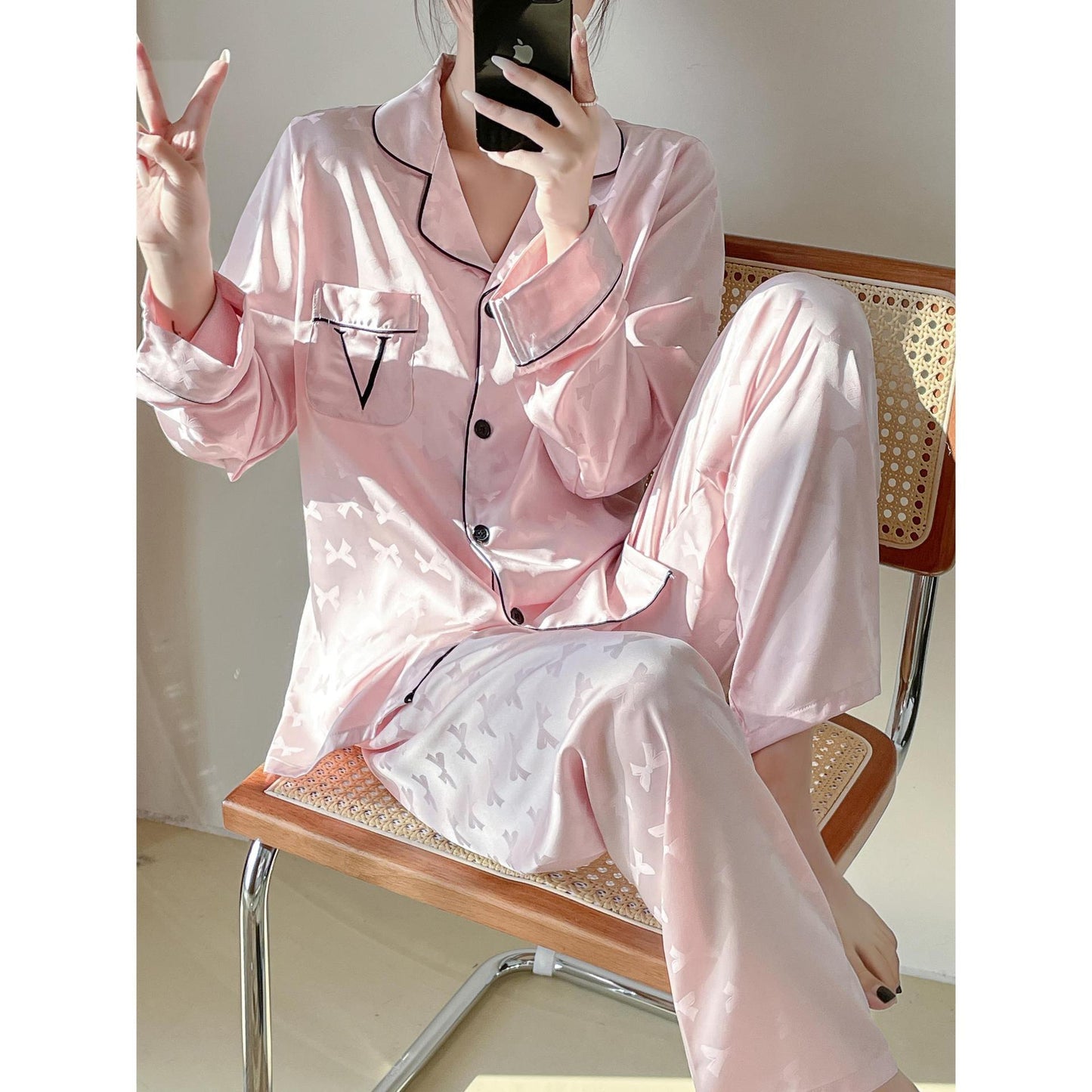 Enchanting Bow Jacquard Embroidery Sweet Ice Silk Pajamas for Ladies